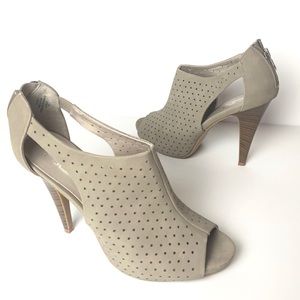 9&CO. Taupe JJ Time Off Perforated heels, size 9